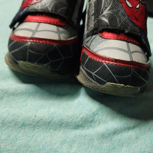 Spiderman size 6 shoes - Picture 2 of 7